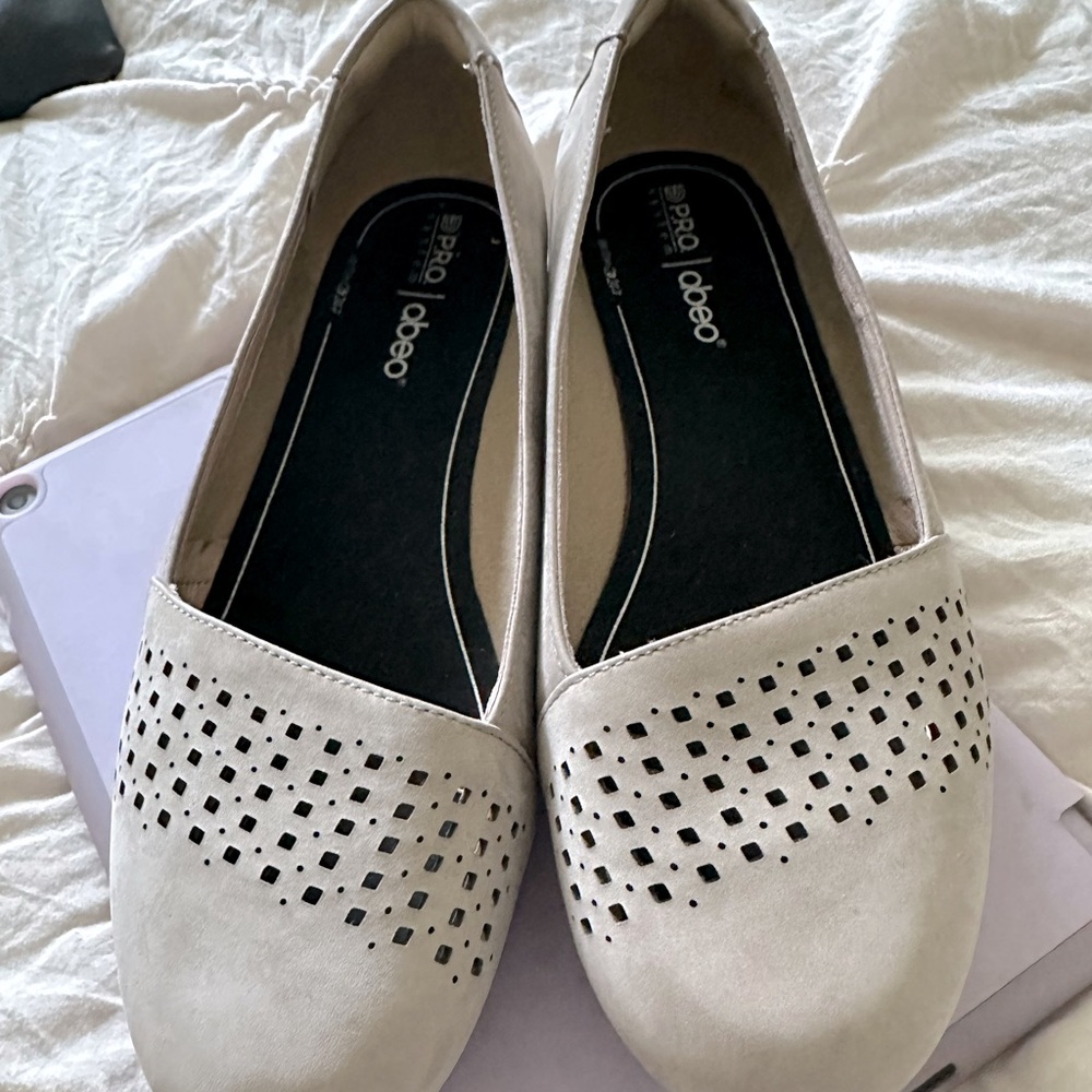 Abeo flats nearly new.  They are beautiful but are to big for me